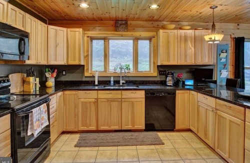 Orrtanna Cabin | Beautiful Custom Built Log Home with Jacuzzi