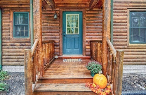 Orrtanna Cabin | Beautiful Custom Built Log Home with Jacuzzi