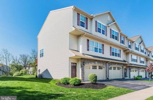 Harrisburg House | Beautiful family Townhome minutes to Hershey Park, Athletic Fields & Attractions