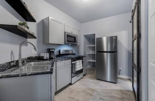 Erie Apartment | Beautiful fully remodeled 1 bd apt w King size bdn