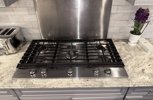 Livingston Condo | Beautiful Livingston Cozy 3-bedroom condo with WiFi, AC