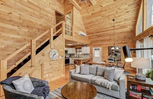 Lake Ariel Cabin | Beautiful Lodge in The Hideout!