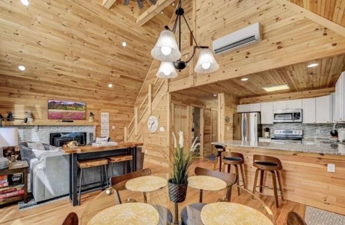 Lake Ariel Cabin | Beautiful Lodge in The Hideout!