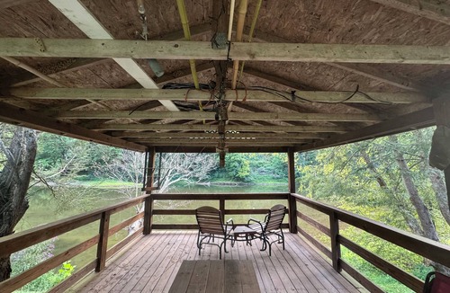 Maysel Cabin | Beautiful Log cabin, River side, dual fire places, breathtaking views, WiFi