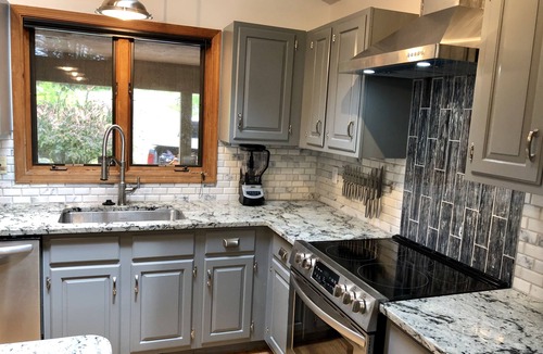 Bushkill Cabin | Beautiful Modern Cabin! Streamside,WiFi,6 TVs,Linens/towels,A/C, FirePit