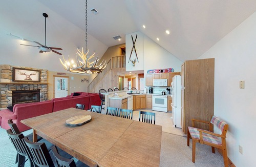 Tannersville House | Beautiful mountain-view home with private deck, grill & pool table