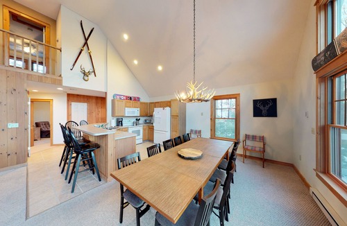 Tannersville House | Beautiful mountain-view home with private deck, grill & pool table