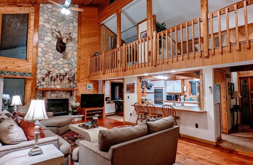 Bushkill Cabin | Beautiful, Spacious Poconos Cabin, Pool Table, 15 mins to Shawnee Ski mountains