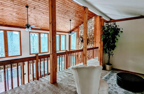 Bushkill Cabin | Beautiful, Spacious Poconos Cabin, Pool Table, 15 mins to Shawnee Ski mountains