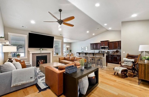 Southwest Ada County Alliance House | 🏡 Beautiful Spacious Boise Home: ✌️TWO Masters w/Full Baths ➕ walk-in closets