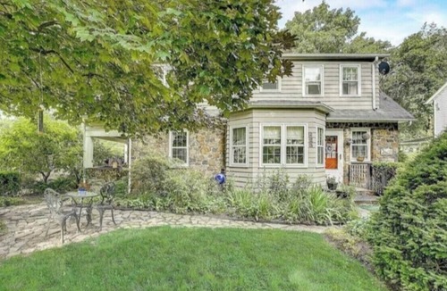 Finesville House | Beautiful stone house in pastoral riverside town