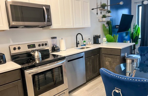 Elizabeth Apartment | Beautiful Studio Near Airport 7736