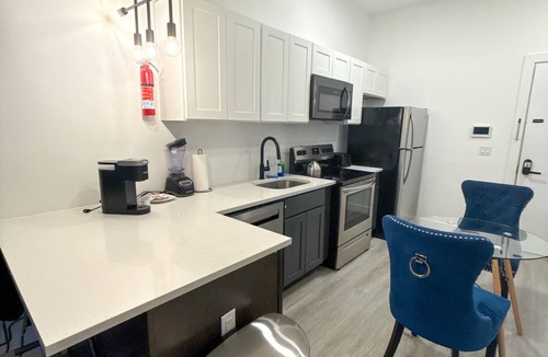 Elizabeth Apartment | Beautiful Studio Near Airport 7736