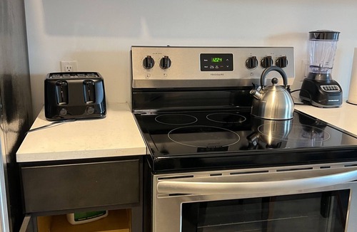 Elizabeth Apartment | Beautiful Studio Near Airport 7736