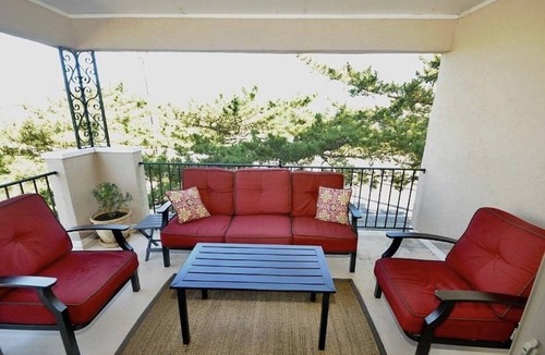 Southend House | Beautifully decorated end-unit on beach block!