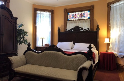 Nelsonville Bed & Breakfast | Bed and Breakfast w/Hot Tub near Hocking Hills in Nelsonville Oh Free Breakfast