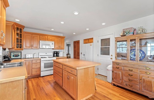 Chincoteague House | Belle Vue - Waterfront with Lighthouse Views!