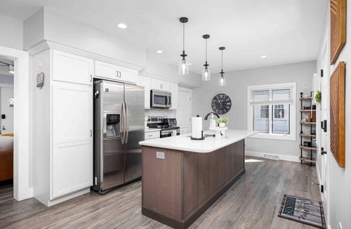 Perrysburg House | Best Location, Renovated, Walk Uptown! - 3br/3ba