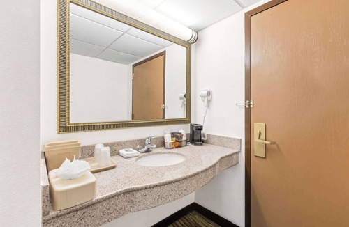 Hazlet Hotel | Best Western Hazlet Inn