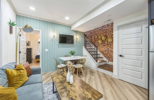 North Philadelphia West Apartment | Bi-Level 2/2 w/Rooftop | Sleeps 12 | 10 min to DT