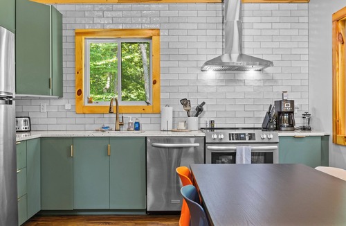 Rogers Cabin | Black Pearl ~ A creative new space near the Gorge Underground!