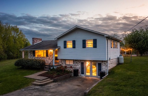Summerlee House | Blackberry Grove 2.0acre+BBQ+FirePit+CornHole+Pets+NewRiverGorge National Park