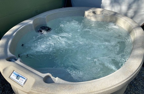 Calvert Beach-Long Beach Cottage | Block to Beach! Fossil Hunting, Hot Tub, Coffee Bar, Screened Deck, 1hr to DC