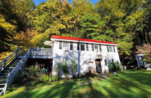 Circleville House | Blom by the river mountain house