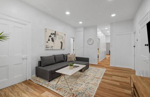 Bloomfield Apartment | Bloomfield, Shadyside !2 Modern and Spacious Two Bedroom Apt with Free Parking
