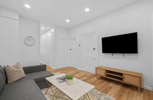 Bloomfield Apartment | Bloomfield, Shadyside !2 Modern and Spacious Two Bedroom Apt with Free Parking