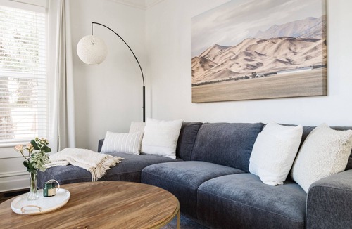 Depot Bench House | Blossom Bungalow * Bright & airy hidden gem *