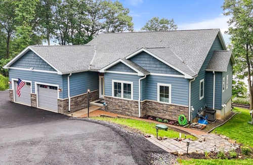 Lansing House | Blue Heron Hideaway: A Premium Lakefront Retreat