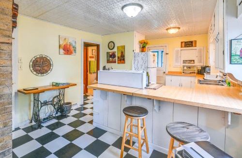 Sherrodsville House | Boat and Unwind! Charming Atwood Lake Farmhouse