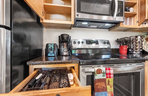 La Follette Cabin | Boat Slip/Fire Pit/Wifi/Roku/Golf Course/3 Min Drive to Marina