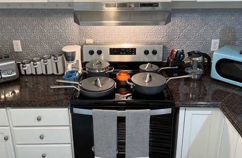 New Castle House | Boho Serenity Convenient, Fast Wi-fi 3BR 1.5Ba TH