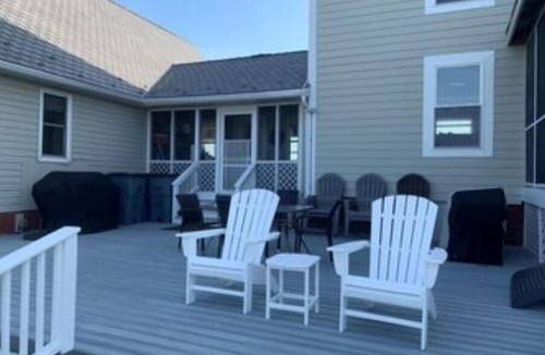 Upper Fairmount House | Breath-Taking Family Retreat On The Water!