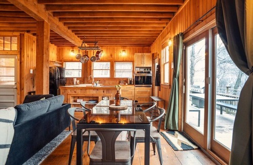 Sparrow Bush Cabin | Breathtaking River Views · The Hawks Nest Cabin
