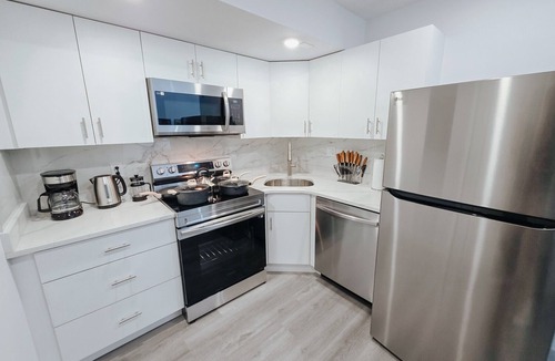 Center City Apartment | Bridge View/2 King Beds/75"TV/Rain Shower