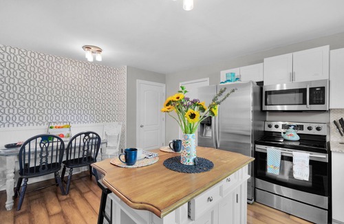 Fort Mill House | Bright & Cheery Bungalow - Mins to Downtwn Fort Mill