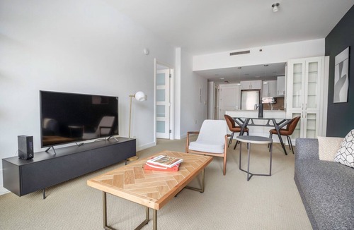 Penn Quarter Apartment | Bright Penn Quarter 1BR w/W/D, Gym, Doorman, nr. Metro, by Blueground