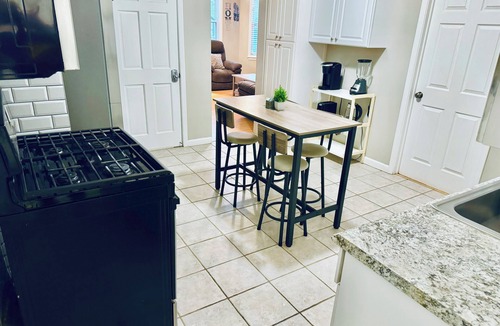 Haledon House | Bright, Stylish & Cozy 5Bed Home w/Backyard & Grill