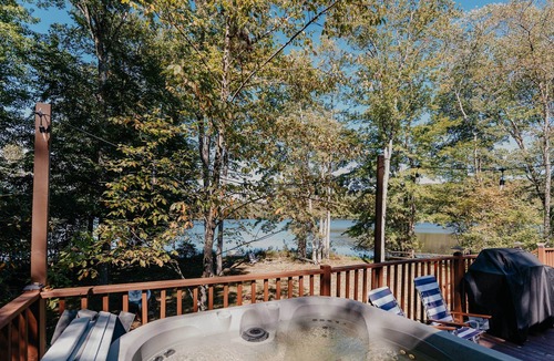 Swan Lake House | Bright Swan Lake Getaway with Hot Tub!