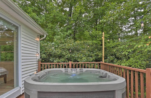 Swan Lake House | Bright Swan Lake Getaway with Hot Tub!