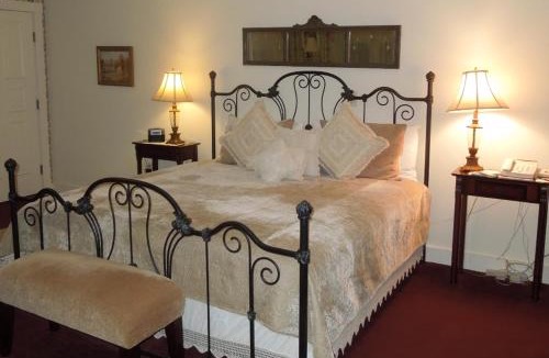 Lenox Bed & Breakfast | Brook Farm Inn