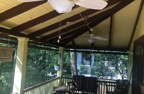 Timber Hills Cottage | Butterfly Cottage Close to Everything