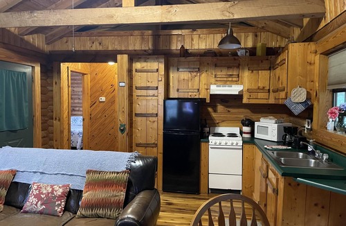 Slade Cabin | Cabin close to Natural Bridge State Park with hot tub and internet