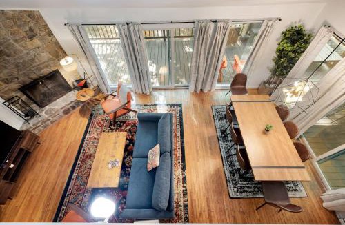 Berkeley Springs Ski Chalet | Cabin w Hot Tub, WiFi, Deck, Grill & Dog-Friendly!