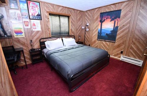 Bushkill House | Cabin w/Jacuzzi, W&D, Pool, Fitness, Lake & More.