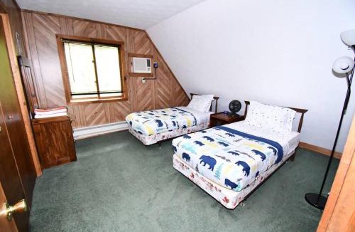 Bushkill House | Cabin w/Jacuzzi, W&D, Pool, Fitness, Lake & More.