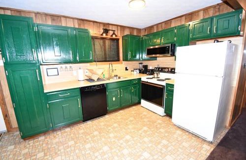 Bushkill House | Cabin w/Jacuzzi, W&D, Pool, Fitness, Lake & More.